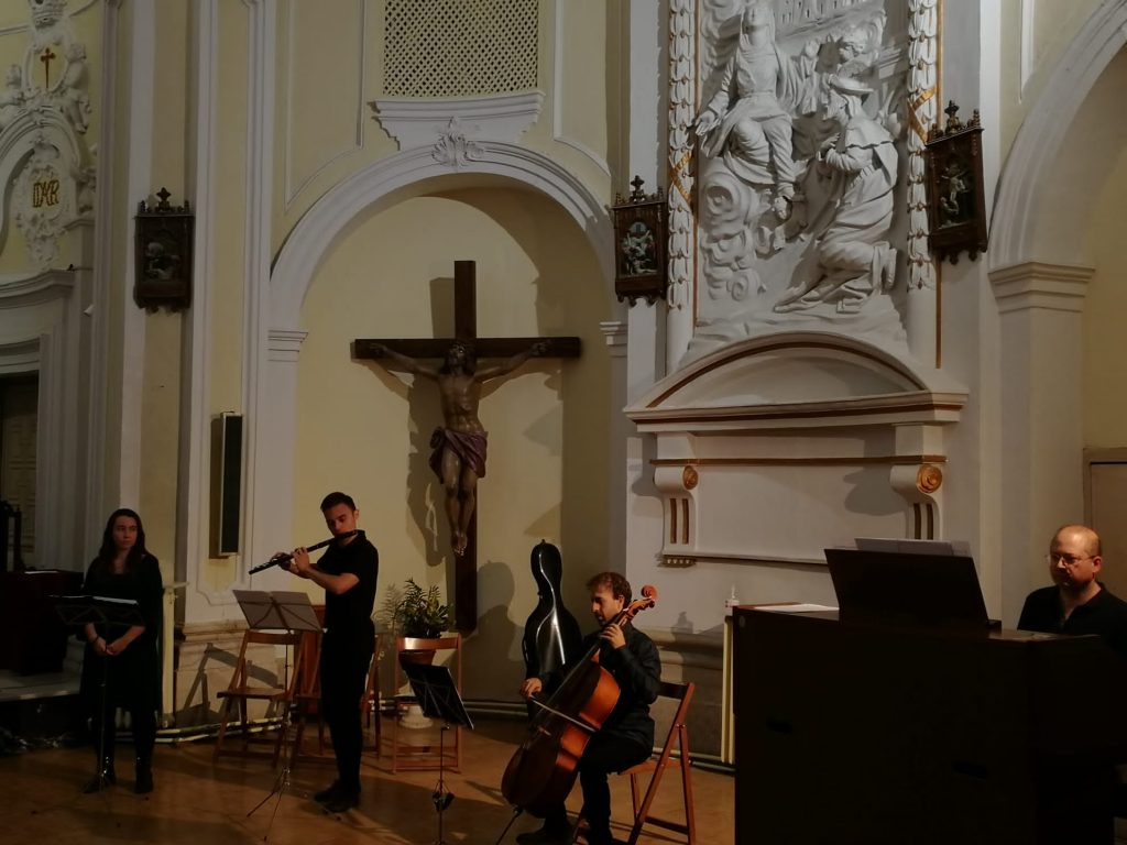 Grupo de músicos tocando en una boda